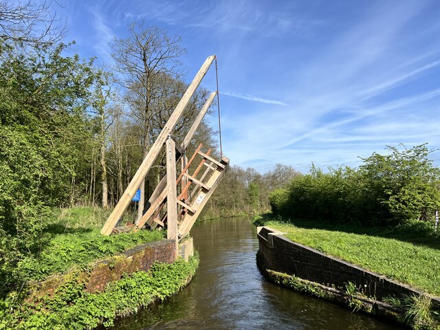 Liftbridge on the Caldon Canal © Andrew Abbott cc-by-sa/2.0 :: Geograph ...