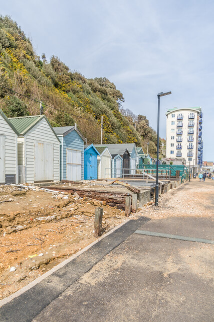 Beach huts © Ian Capper cc-by-sa/2.0 :: Geograph Britain and Ireland