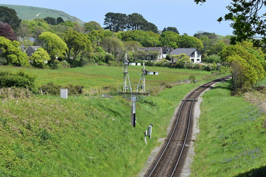 Railway Line East Of Harman’s Cross © David Martin Cc-by-sa 2.0 