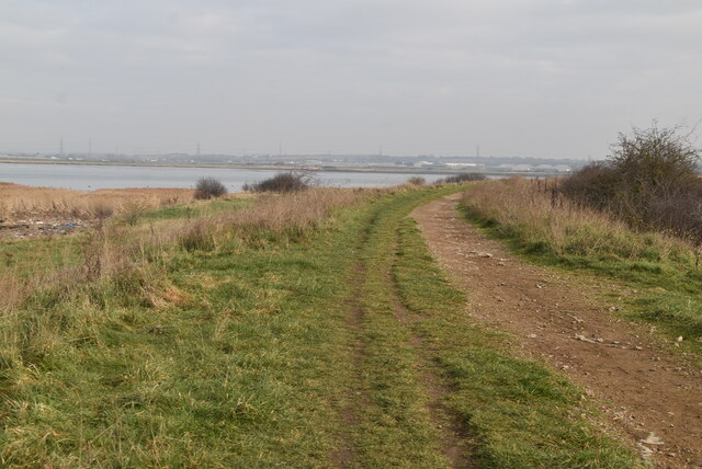 Thames Path © N Chadwick cc-by-sa/2.0 :: Geograph Britain and Ireland