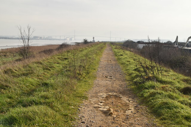 Thames Path © N Chadwick cc-by-sa/2.0 :: Geograph Britain and Ireland