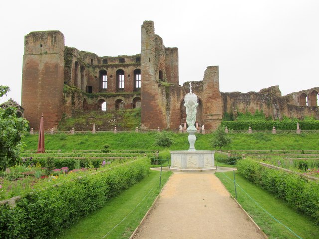 Kenilworth Castle from the Elizabethan... © Roy Hughes cc-by-sa/2.0 ...