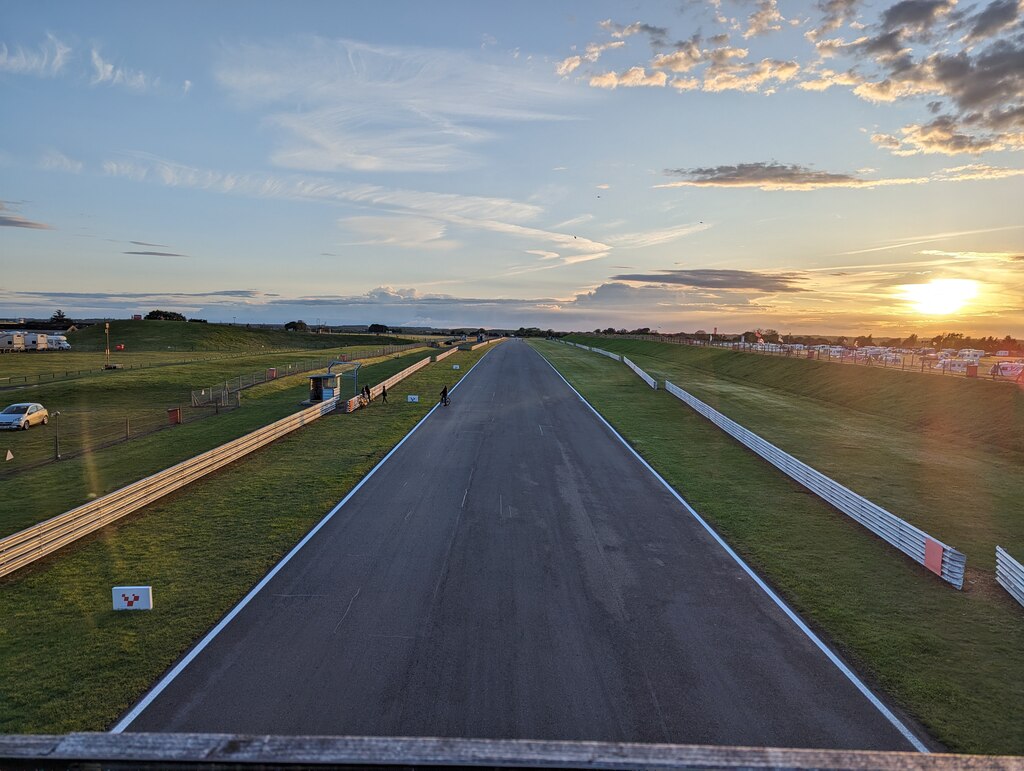 Bentley Straight, Snetterton © TCExplorer cc-by-sa/2.0 :: Geograph ...