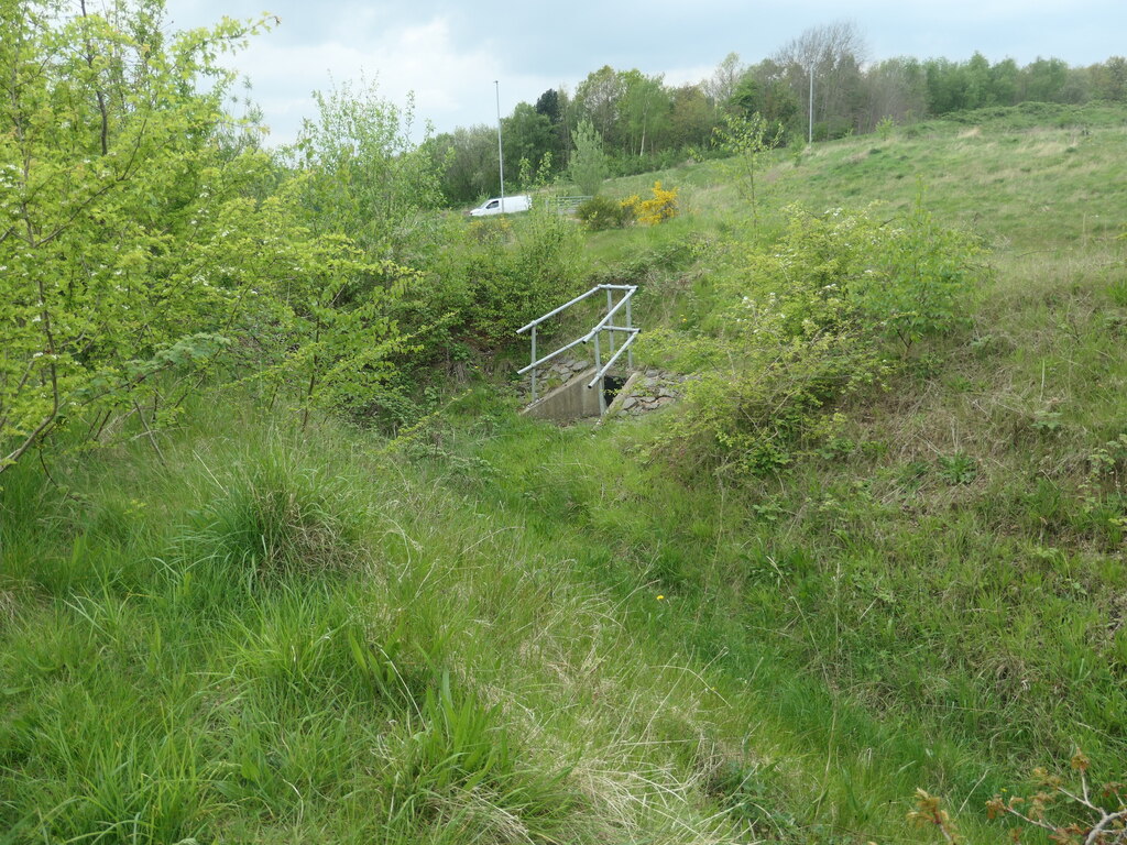 Highway drainage outfall, below the... © Christine Johnstone cc-by-sa/2 ...