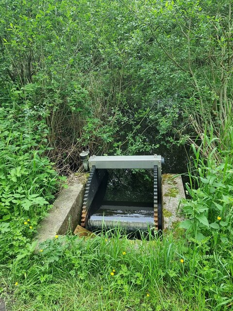 Sluice at Gosforth Lake © Oliver Dixon cc-by-sa/2.0 :: Geograph Britain ...