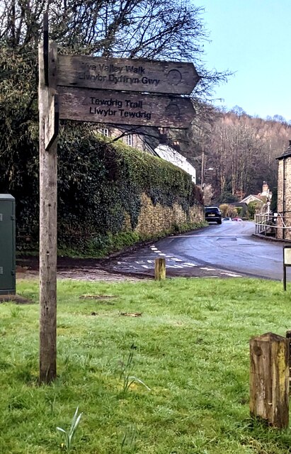 Wye Valley Walk direction sign, Tintern © Jaggery cc-by-sa/2.0 ...