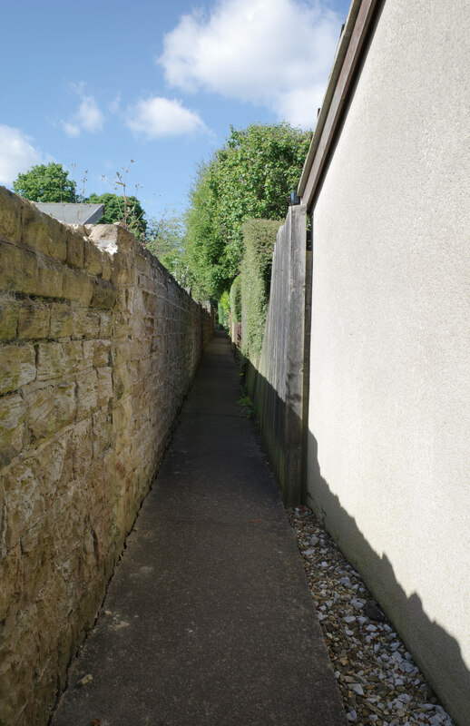 The path between School Street and... © habiloid cc-by-sa/2.0 ...