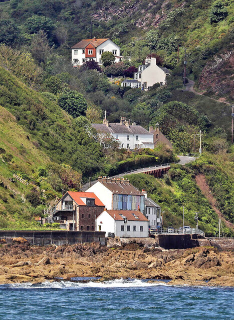 Houses at Lower Burnmouth © Walter Baxter cc-by-sa/2.0 :: Geograph ...