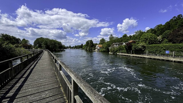 The Thames Path by the River Thames © Steve Daniels cc-by-sa/2.0 ...