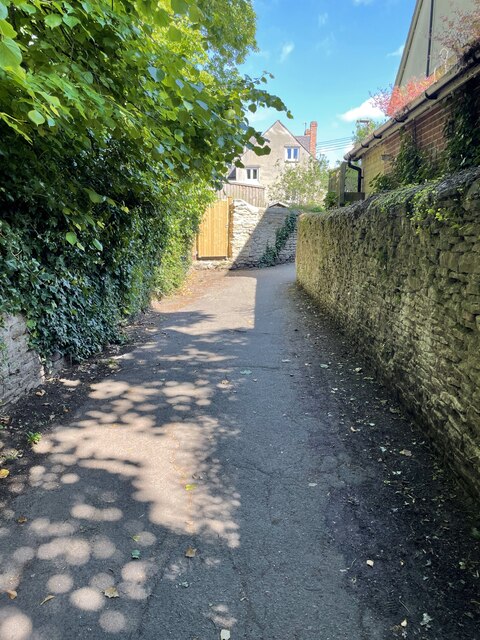 Public footpath © Mrs W J Sutherland cc-by-sa/2.0 :: Geograph Britain ...