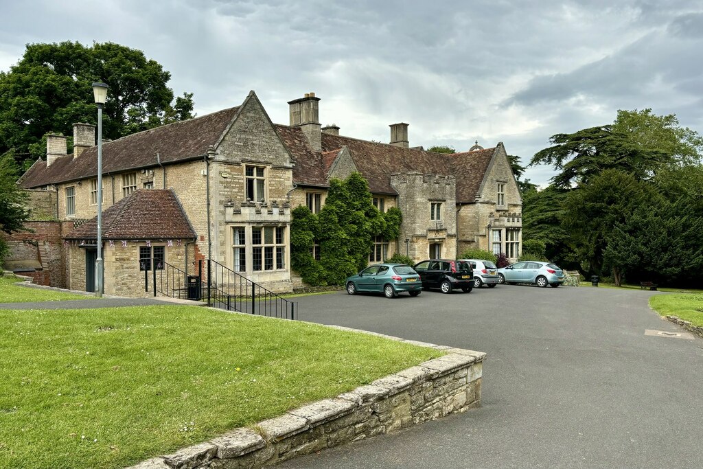 Rushden Hall © David Dixon cc-by-sa/2.0 :: Geograph Britain and Ireland