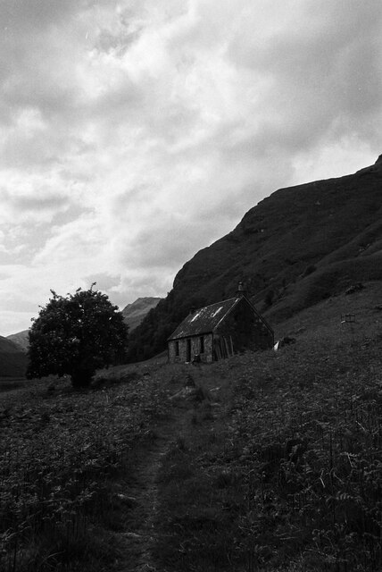 Glenpean Bothy © Ben Thompson cc-by-sa/2.0 :: Geograph Britain and Ireland