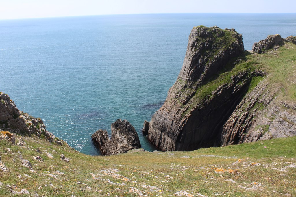 Sea cliff and islet, Lydstep Peninsula © M J Roscoe cc-by-sa/2.0 ...