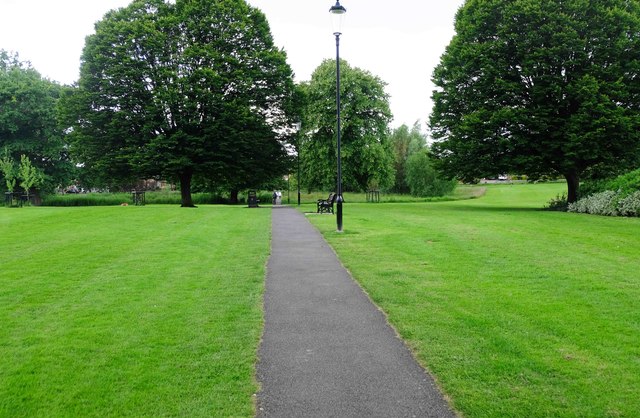 Footpath in Abbey Park, Pershore, Worcs © P L Chadwick cc-by-sa/2.0 ...