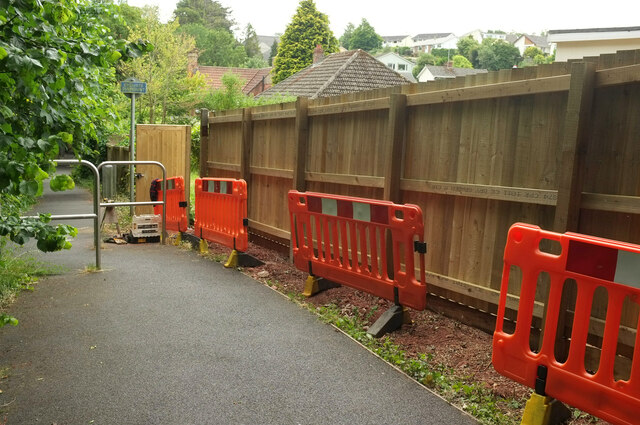 New fence, rear of Summerfield Road,... © Derek Harper cc-by-sa/2.0 ...