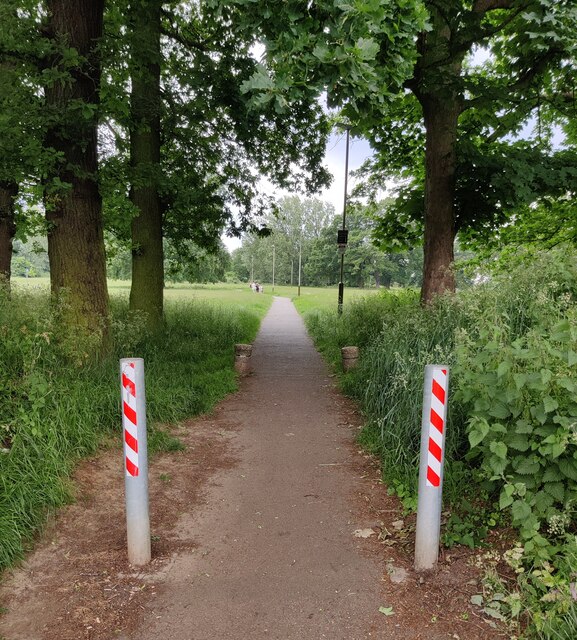 Path at Braunstone Park © Mat Fascione :: Geograph Britain and Ireland