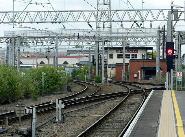 Crewe Station, Platform 9 © Alan Murray-rust Cc-by-sa 2.0 :: Geograph 