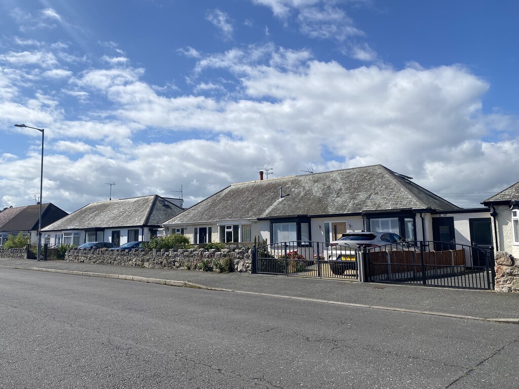 Bungalows in Rhos on Sea © Alan Hughes cc-by-sa/2.0 :: Geograph Britain ...