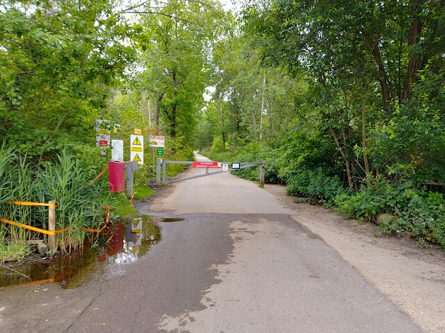 Hawley Common footpath © Oscar Taylor cc-by-sa/2.0 :: Geograph Britain ...