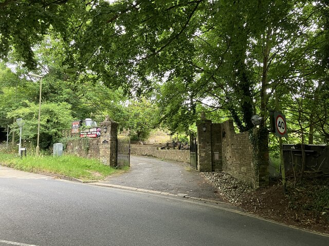 Chart Lane, Dorking © P Harris cc-by-sa/2.0 :: Geograph Britain and Ireland