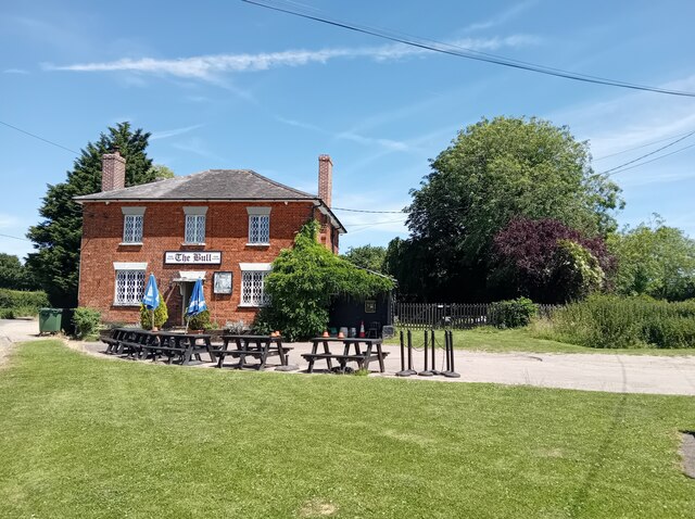 The Bull pub, Langley © Bikeboy cc-by-sa/2.0 :: Geograph Britain and ...