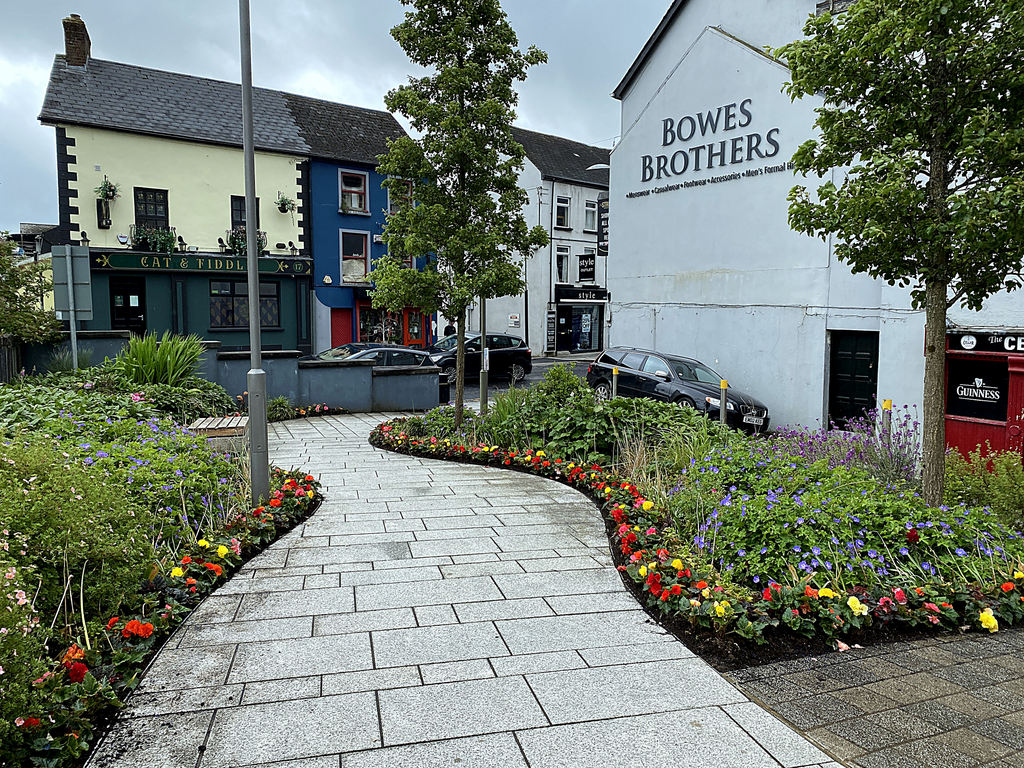 Pathway, Strule Arts Centre © Kenneth Allen cc-by-sa/2.0 :: Geograph ...