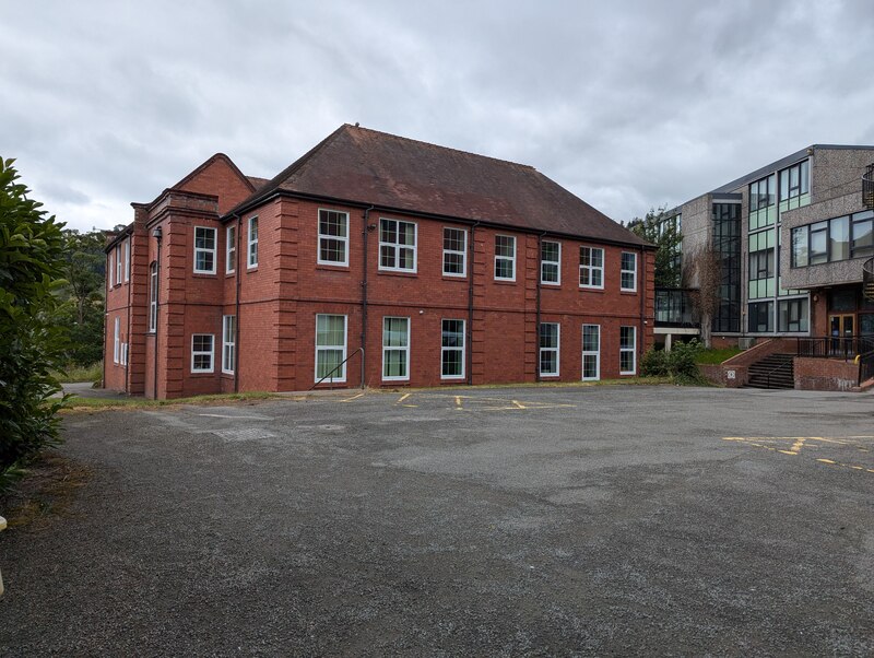 Ysgol Dinas Brân © TCExplorer cc-by-sa/2.0 :: Geograph Britain and Ireland