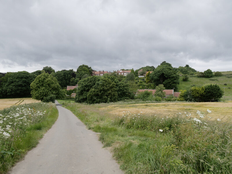 Salt Pans Road, Cloughton © habiloid cc-by-sa/2.0 :: Geograph Britain ...