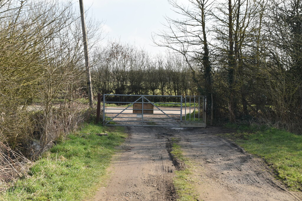 Gate to Battle Lane © N Chadwick cc-by-sa/2.0 :: Geograph Britain and ...