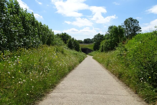 Track descending to a tunnel under the... © DS Pugh cc-by-sa/2.0 ...