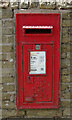 Elizabeth II postbox on London Road, Oakgrove