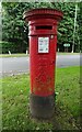 Edward VII postbox on Leek Road, Endon