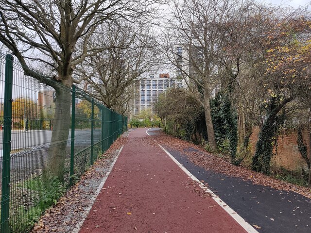 Cycle path near the Castle Mead Academy © Mat Fascione :: Geograph ...