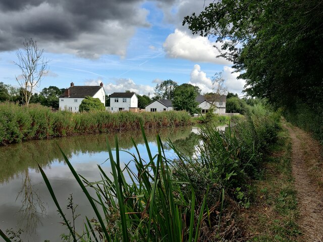 Houses along the Ashby Canal near Stoke... © Mat Fascione cc-by-sa/2.0 ...