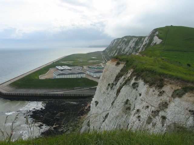 Samphire Hoe © Barry Hunter cc-by-sa/2.0 :: Geograph Britain and Ireland