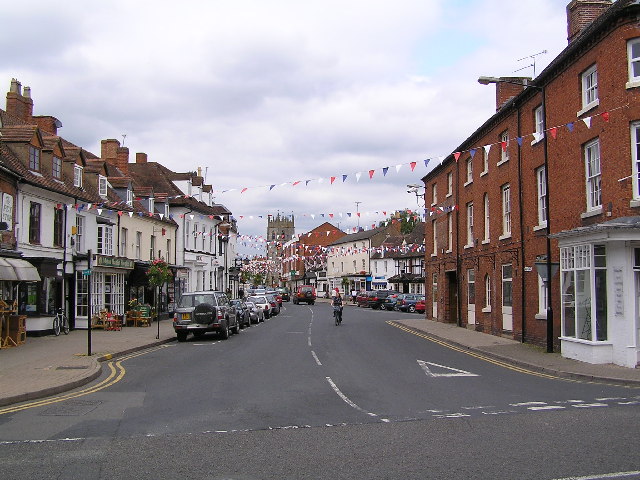 Alcester High Street complete with... © Richard Dunn cc-by-sa/2.0 ...