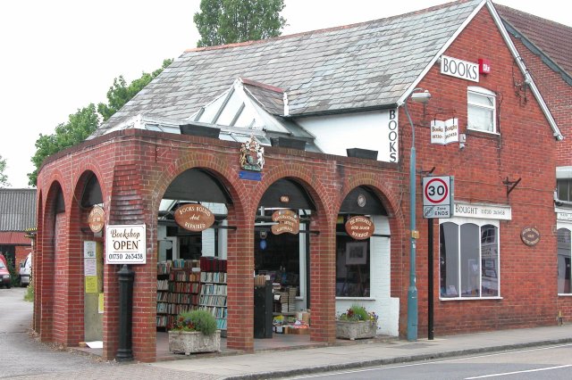 Petersfield Bookshop © Martyn Pattison cc-by-sa/2.0 :: Geograph Britain