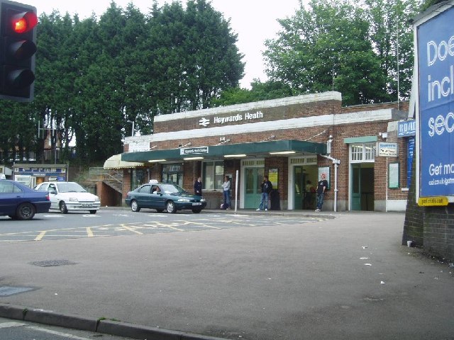 Haywards Heath station © Nigel Freeman cc-by-sa/2.0 :: Geograph Britain ...