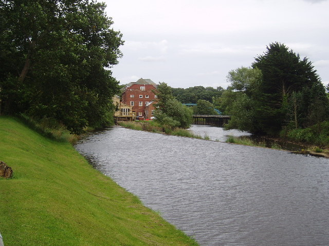 Weir on River Esk, Ruswarp, Yorkshire © Dr Neil Clifton cc-by-sa/2.0 :: Geograph Britain and Ireland