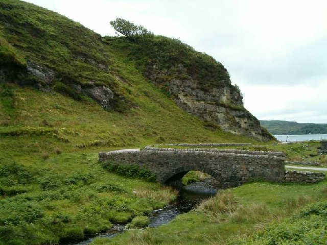 The old bridge over Abhainn Mhor, from upstream