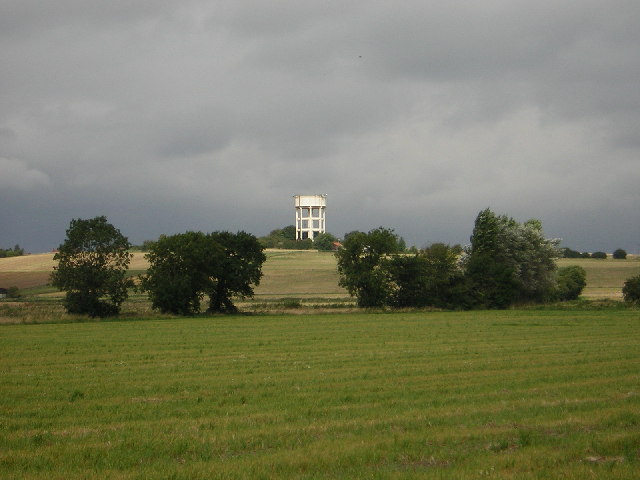 Water Tower © Richard Croft cc-by-sa/2.0 :: Geograph Britain and Ireland