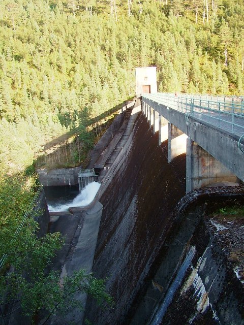 Benevean Dam © Paul Hookway :: Geograph Britain and Ireland