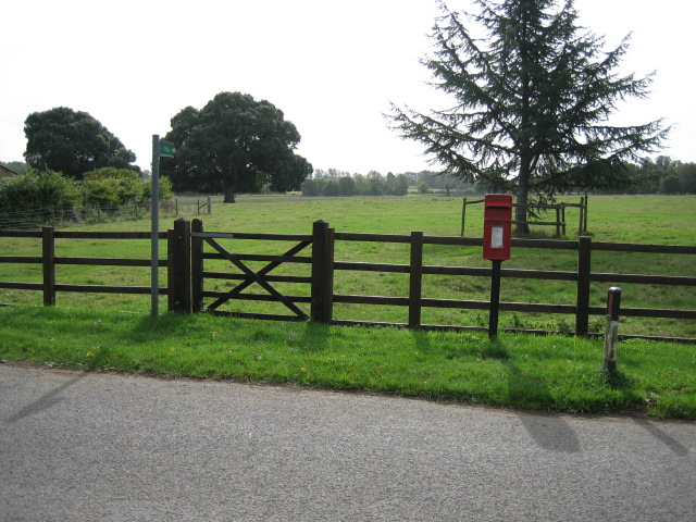 Post box in Middle Claydon