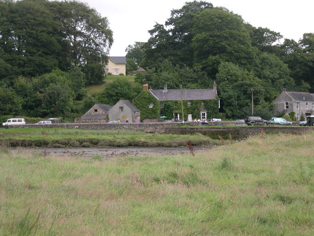 Cresselly Arms from across the river