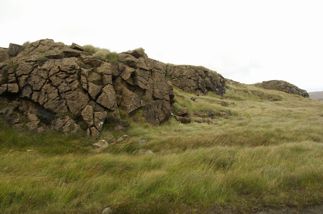 Igneous rocks © Arjen cc-by-sa/2.0 :: Geograph Britain and Ireland