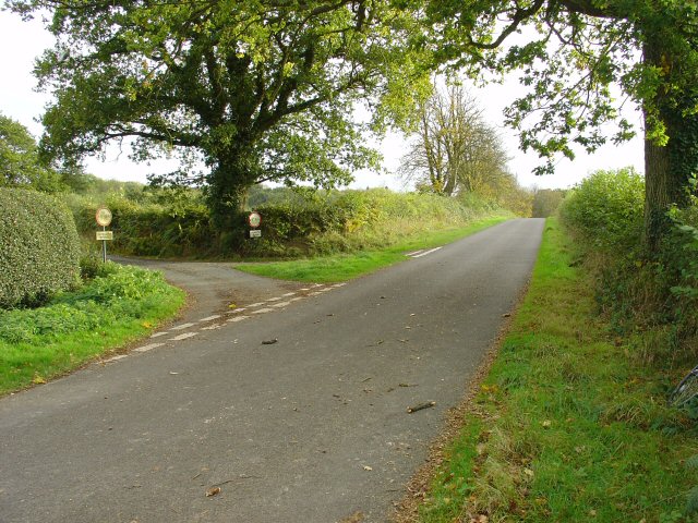 Junction of Mallion's Lane near Stanbridge Grange Farm.