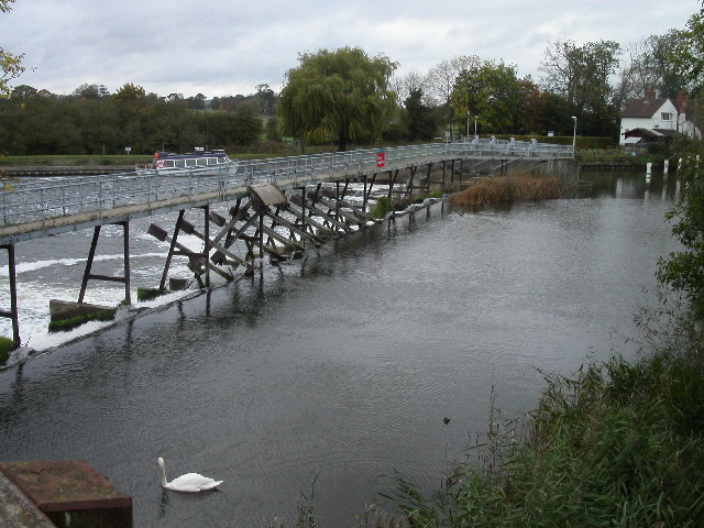 Weir on the river Thames  at Preston Crowmarsh