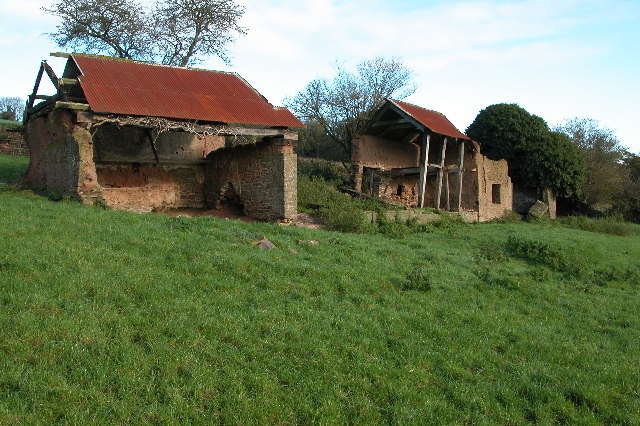 Derelict buildings near Coldridge