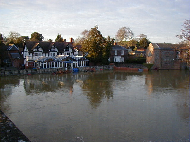 The Boathouse pub at Wallingford under water.