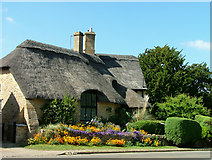 SP1438 : Thatched cottage by John Smith